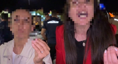 Bebeğini arabada unuttu, hıncını gazetecilerden çıkardı