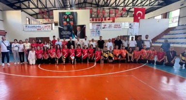 Eynesil Voleybol Turnuvasında Dereceye Girenler Ödüllendirildi