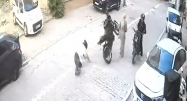 Gaza fazla basınca motosiklet ön kaldırarak ileri fırladı, yoldan geçen kadına çarptı