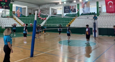 Giresun’da Genç Voleybolcular Kıyasıya Yarıştı