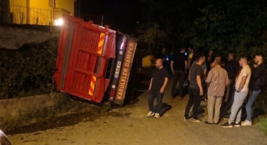 Giresun'da yaş çay yüklü kamyon devrildi!