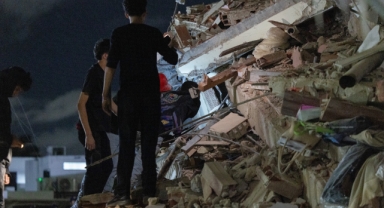İki büyük depremde 32 kişi hayatını kaybetti, 700 kişi yaralandı