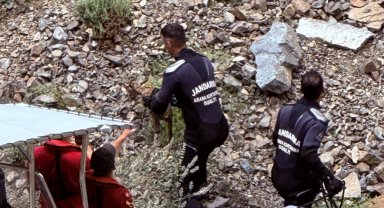 Kayalıklarda mahsur kalan oğlak kurtarıldı