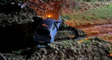 Navigasyon Faciası! Yanlış Yola Giren Genç Sürücü Otomobiliyle Dereye Uçtu