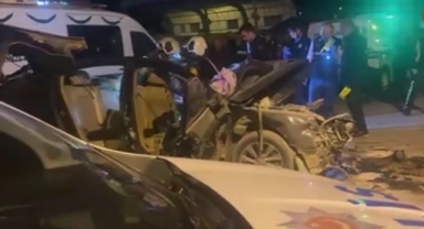 Otomobilin kamyona çarptığı feci kaza kamerada