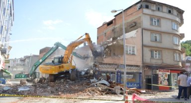 Samsun'un Havza ilçesinde dere üzerindeki son bina da yıkıldı