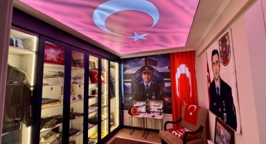 Şehit oğlunun hatırasını evinde yaşatıyor