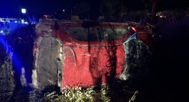 Takla atan otomobildeki 2 kişi yaralandı
