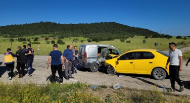 Taksi ile hafif ticari araç çarpıştı: 4 yaralı