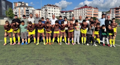 Tirebolu'da U12 Minikler Ligi Karşılaşması Öncesi Sporcularla Bir Araya Gelindi