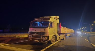 Tırın çarptığı otomobildeki 3 kişi yaralandı