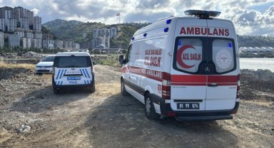 Trabzon'da dolgu alanındaki beton blokların arasına düşen kişi yaralandı