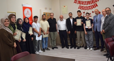 Umre ödüllü bilgi yarışmasında dereceye giren öğrenciler ödüllendirildi