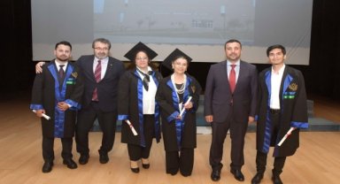 Üniversiteyi 76 yaşında bitirip mezuniyet sevinci yaşadı