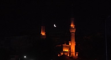 Üsküdar'da iki minare arasında beliren hilal, kartpostallık görüntüler oluşturdu