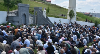 1800 Rakımda Üstü Açık Camide Cuma Namazı