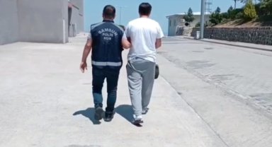 Aracın döşemesinin altına gizlenmiş 47 ruhsatsız tabanca bulundu