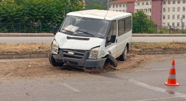 Aydınlatma direğine çarpan minibüsteki 4 kişi yaralandı