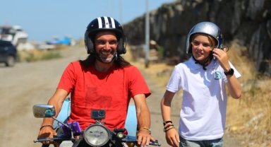 Baba oğul 50 yıllık motosikletle dünya turu yapıyor