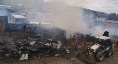 Bayburt'ta çıkan yangında 4 ev ve ahır kullanılamaz hale geldi