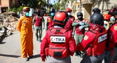 Bir Enkazdan Diğerine Koşuyorlar: Türkiye Destekli Arama Kurtarma Birimi Venezuela'da Sahada