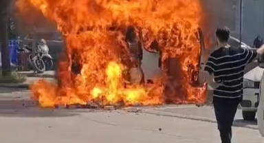 Çakmak yüklü araç alev alev yandı!