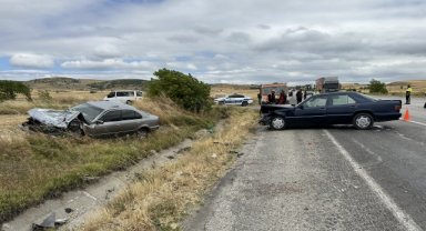 Çarpışan iki otomobildeki 5 kişi yaralandı