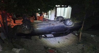 Çarşamba'da takla atan otomobil evin bahçesine girdi