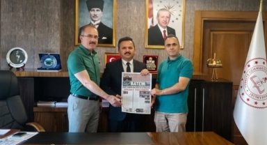 Gazete BATEM'in 9. Sayısı Müdür Tokgöz'e Takdim Edildi