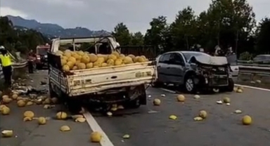 Giresun'da Kavun yüklü kamyonet ile otomobil çarpışt!: 3 yaralı