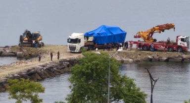 Giresun'da kayalıklara çıkan Sahil Güvenlik botu olay yerinden kaldırıldı
