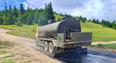 Güce Ağaçbaşı Yayla Yolunda Sathi Kaplama Çalışmaları Sürüyor