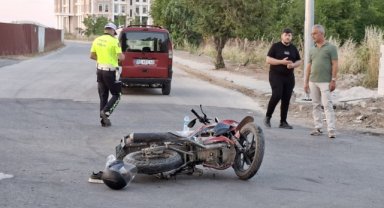 Hafif ticari araçla çarpışan motosikletteki 2 kişi yaralandı