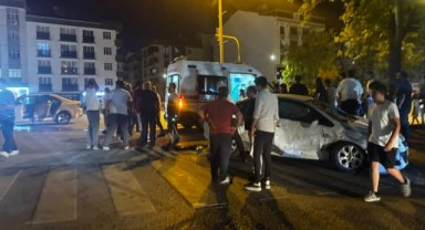  İki otomobilin çarpıştığı kazada 5 kişi yaralandı