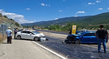 İki otomobilin çarpıştığı kazada biri çocuk 5 kişi yaralandı