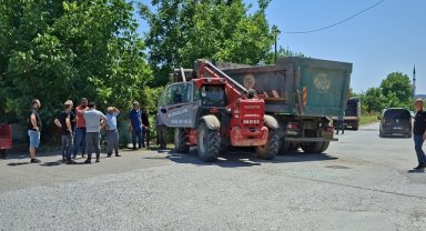 iş makinası ile çarpışan kamyon sürücüsü yaralandı