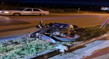Kaldırıma çarpan motosikletin sürücüsü öldü