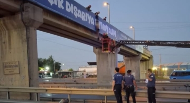 Kan donduran olay! Yarı çıplak şahıs üst geçitte asılı bulundu