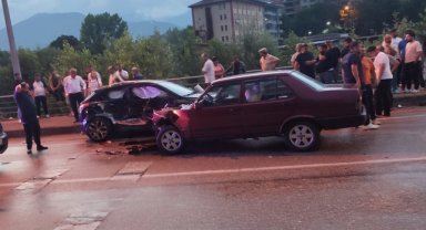 Karabük'te iki otomobilin çarpıştığı kazada 4 kişi yaralandı