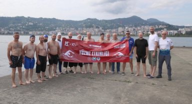 Karadeniz'de 15 Temmuz şehitleri için kulaç attılar