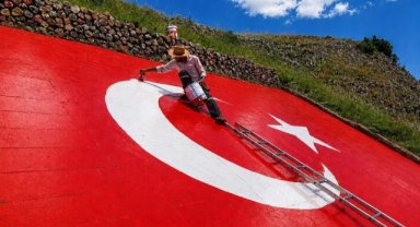 Kelkit Vadisi'nin simgesi dev Türk bayrağı yenilendi