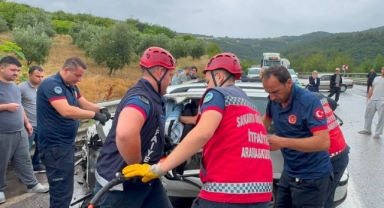 Kontrolden çıkan otomobil, önündeki tıra çarptı: 1 ölü, 2 yaralı