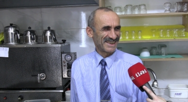 Onu Görenler Şaşkınlığını Gizleyemiyor: Çay Ocağının Takım Elbiseli Beyefendisi