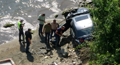 Ordu'da otomobil 30 metreden deniz kıyısına uçtu! 