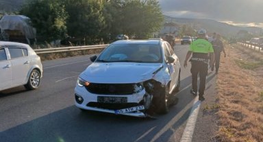 Otomobille çarpışan elektrikli bisikletteki 3 kişi yaralandı