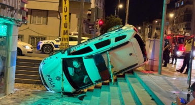 Otomobille çarpışan polis aracı yan yattı: 2’si bekçi 3 yaralı