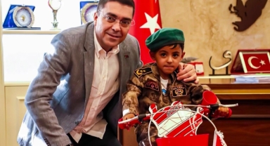 Polis helikopterine bayrak sallayan çocuğa bisiklet hediye edildi