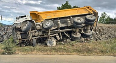 Samsun'da devrilen kamyonun sürücüsü hayatını kaybetti