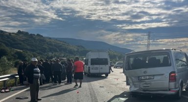 Samsun'da minibüs ile panelvanın çarpışması sonucu 5 kişi yaralandı 