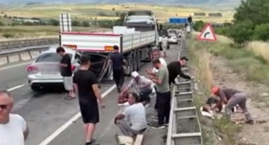 Seyir halindeki araç tıra arkadan çarptı! Ölü ve yaralılar var